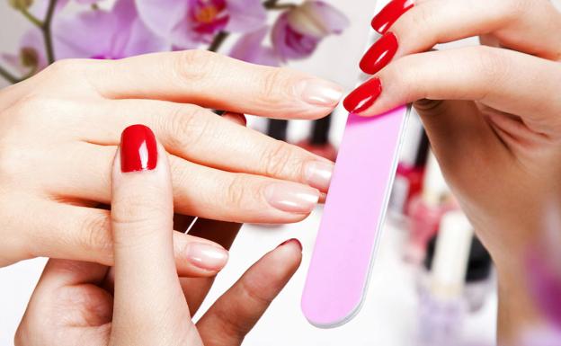 Los podólogos alertan de que el exceso de esmaltes permanentes puede causar daños en las uñas