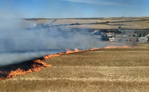 Trasladado al hospital un hombre de 75 años que intentaba apagar un incendio en Palencia