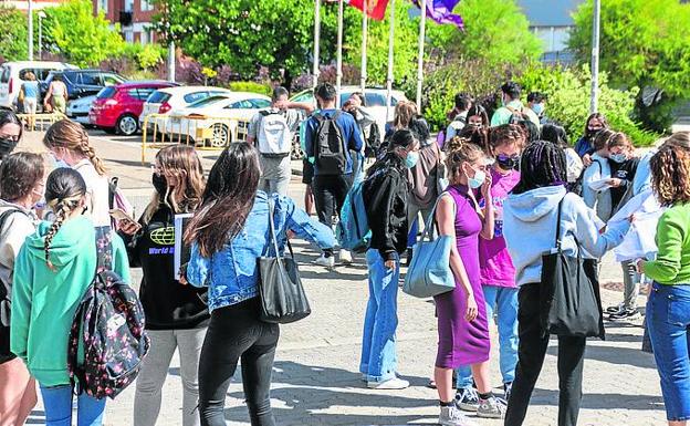 Aprueban en Palencia el 90% de los 100 alumnos de la EBAU de julio