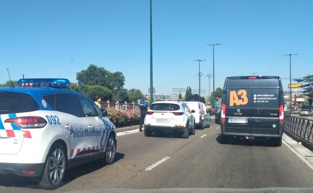 Dos choques entre cuatro coches en la avenida de Zamora provocan retenciones a la altura de Arcas Reales