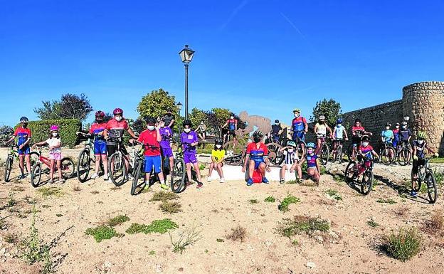Una marcha cicloturista recuerda a Delibes en Urueña