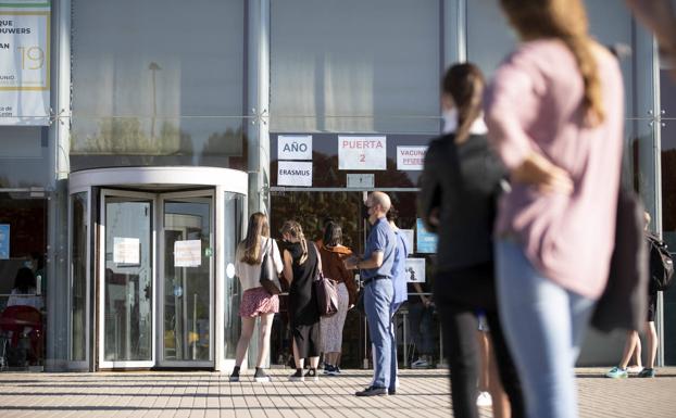 Los universitarios vallisoletanos Erasmus, tranquilos y aliviados tras recibir la primera vacuna