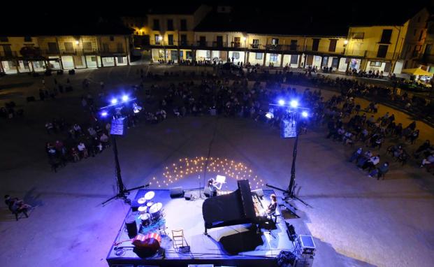 Riaza vive la 'Noche en Blanco y Negro' con la música como protagonista