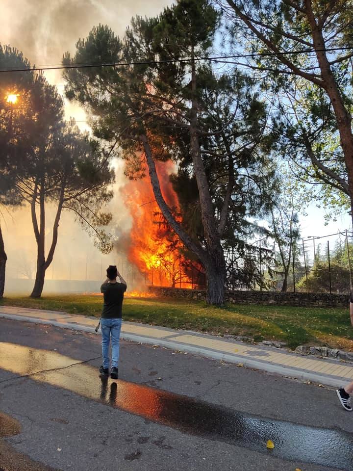 Los bomberos sofocan un pequeño incendio en el antiguo colegio Saint Michael de Parque Robledo