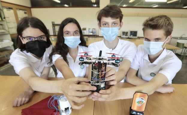 Cuatro jóvenes de Valladolid lanzan un satélite espacial con la forma de una lata de Coca Cola