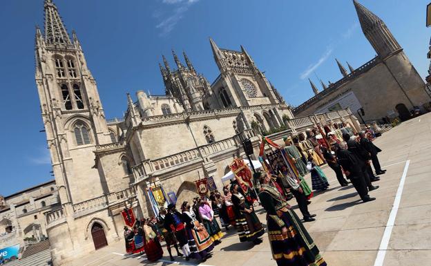 Un pasacalles madrugador y repique de campanas dan la bienvenida al VIII Centenario de la Catedral de Burgos