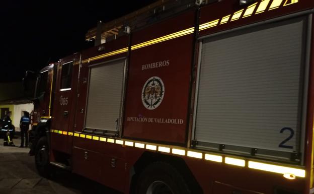 Los bomberos sofocan un incendio en una vivienda de Tordesillas