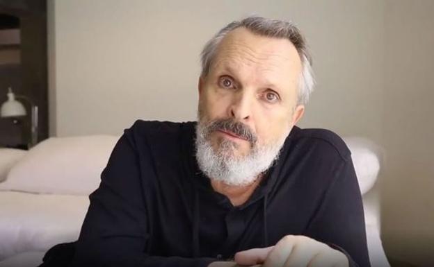 Miguel Bosé aparece sin equilibrio, desconcertado y hablando solo, en un acto negacionista