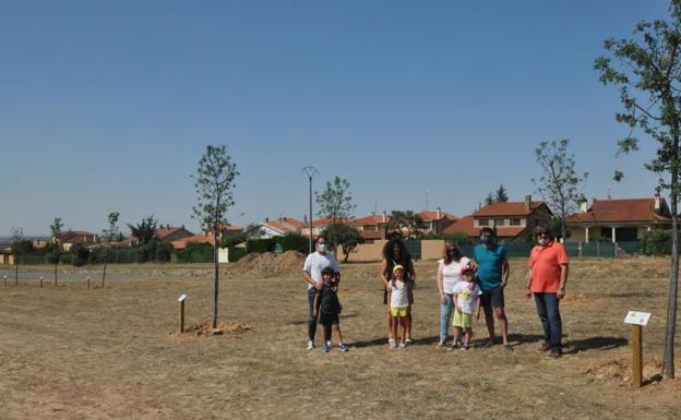 Los más jóvenes de Carrascal apadrinan 120 árboles plantados gracias a la iniciativa «El Bosque de los Niños»