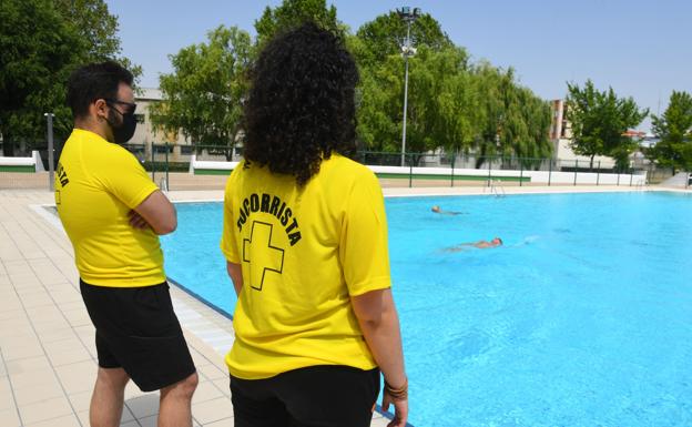 Valladolid ve «poco congruente» adelantar una hora el cierre de las piscinas