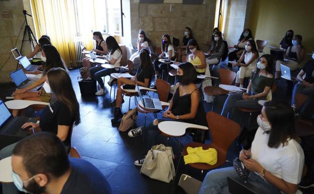 La Junta reparte tres millones en becas universitarias para más de 9.900 alumnos