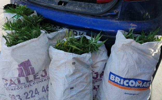 Sorprendidos en Valladolid con siete sacos de marihuana en el maletero del coche