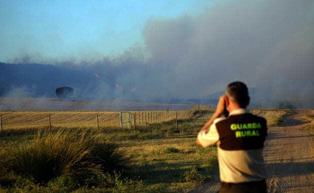 Medios terrestres intervienen en un fuego activo en la localidad de Lagunilla en Salamanca