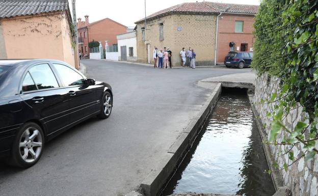 Muere un bebé de 15 meses al caer a un canal de riego a diez metros de su casa en Palencia