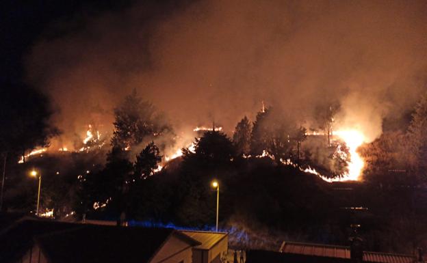 Un incendio intencionado devora los aledaños del Castillo de Burgos