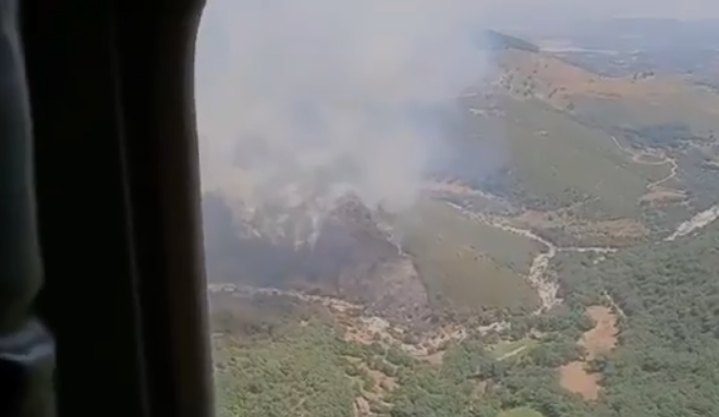 Quince medios aéreos trabajan en la extinción del incendio de Candeleda, de nivel 1
