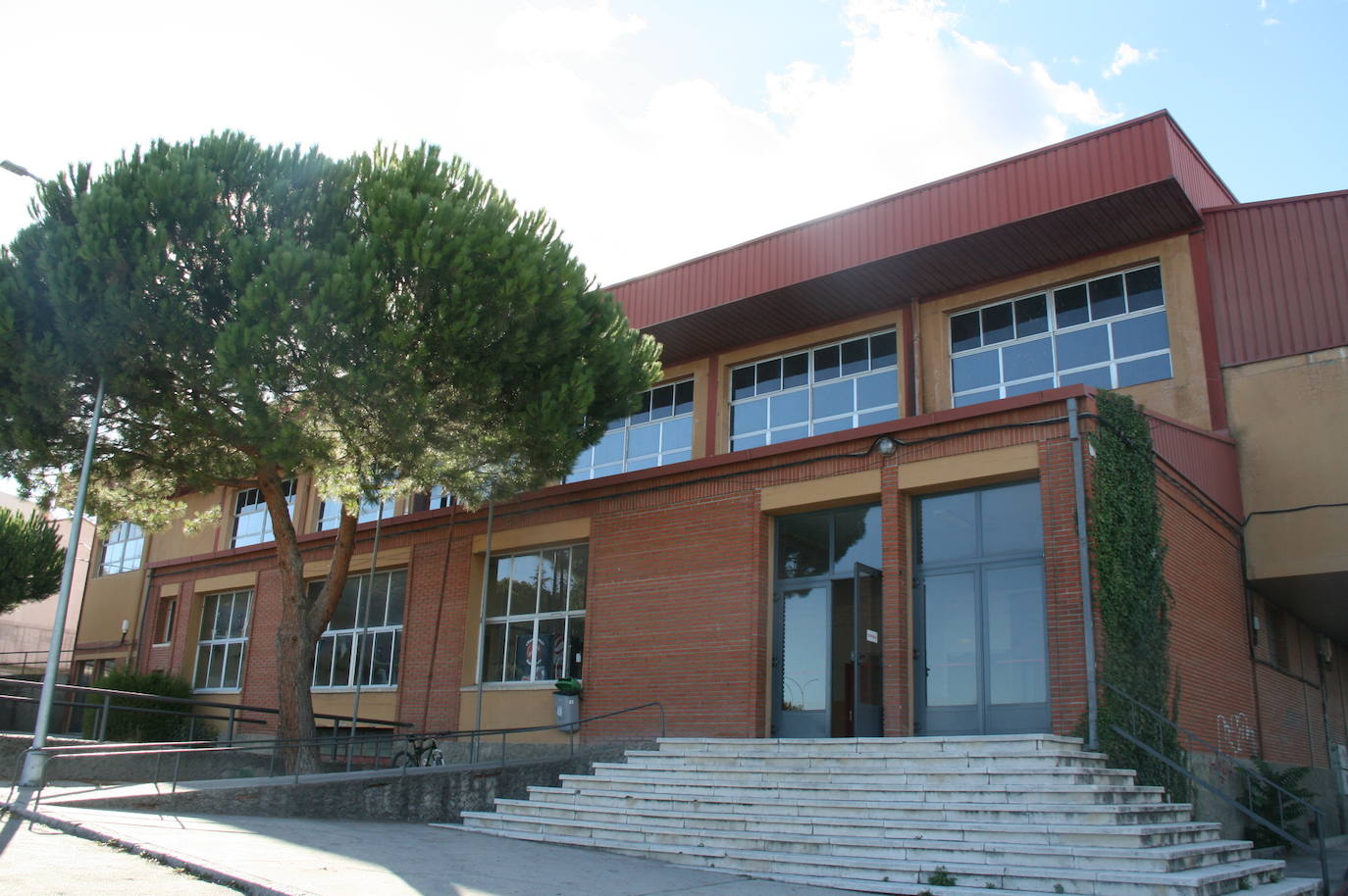 Investigan un robo de madrugada en el pabellón de Santa Clara de Cuéllar