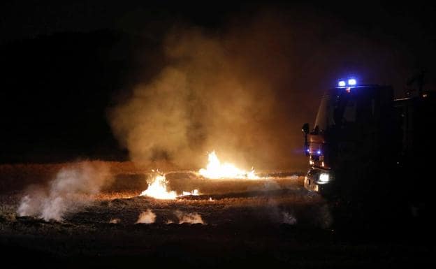 Dos dotaciones de los bomberos intervienen en un incendio de rastrojo en Canillas de Esgueva