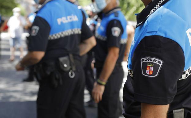 La Policía Local de Palencia desaloja a un positivo en covid de un concierto en la Plaza Mayor