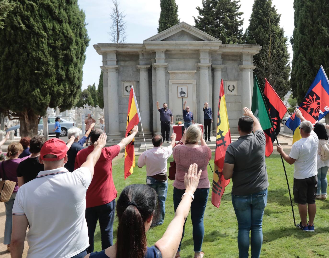 Homenaje a Onésimo Redondo en el cementerio del Carmen de Valladolid