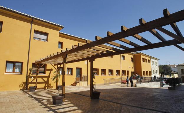 «Angustia» por el macrobrote en Dueñas, que deja una anciana fallecida y diez hospitalizados, todos vacunados