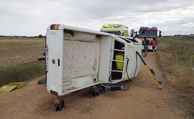 Tres heridos, entre ellos un menor, en el vuelco de una pick-up en Villalba de Adaja