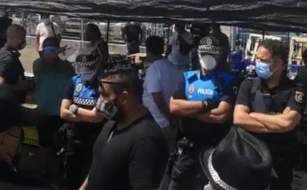 Altercado con la Policía Local en el mercadillo de Palencia por un menor vendiendo en un puesto