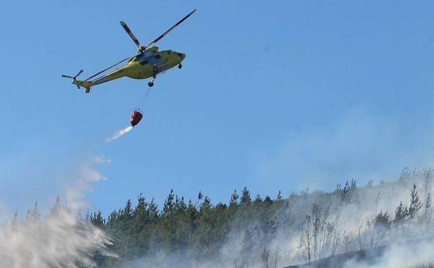 Medios aéreos y terrestres controlan dos focos en Hoyo de Pinares (Ávila) y Retortillo (Salamanca)