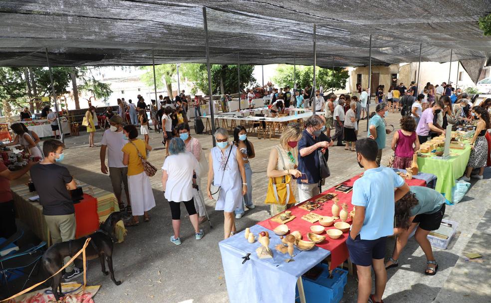 Éxito de asistentes y de ventas durante la feria de oficios y productos alimentarios