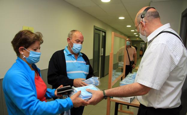 Segovia inicia el reparto de 150.000 mascarillas entre pensionistas y desempleados