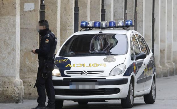 La Policía rescata a una mujer que había sufrido una caída y quedó atrapada con un mueble en Palencia