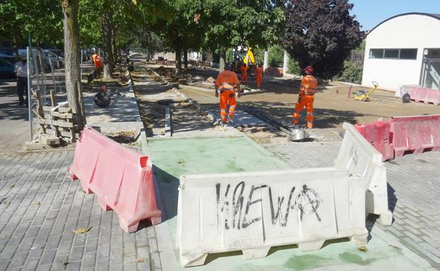 El carril bici de la calle Mirabel alcanza el tramo final hasta Tirso de Molina en Valladolid