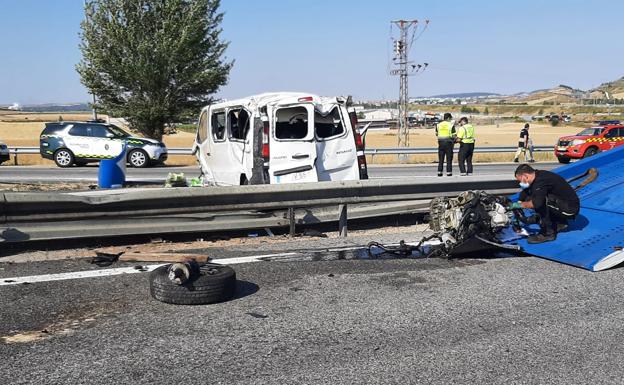 Mueren dos ciudadanos portugueses en la AP-1 al salirse la furgoneta en la que viajaban