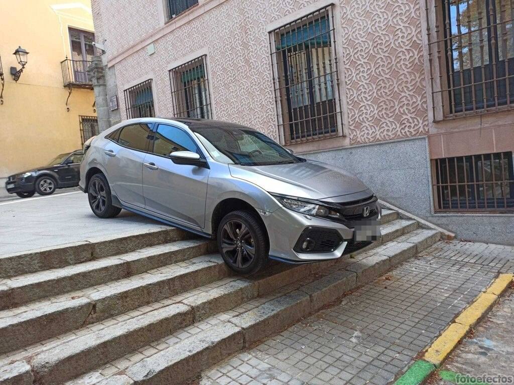 Atasca el coche en unas escaleras en Segovia tras un fallo en el GPS