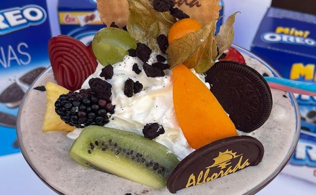 Helados con decoración frutal