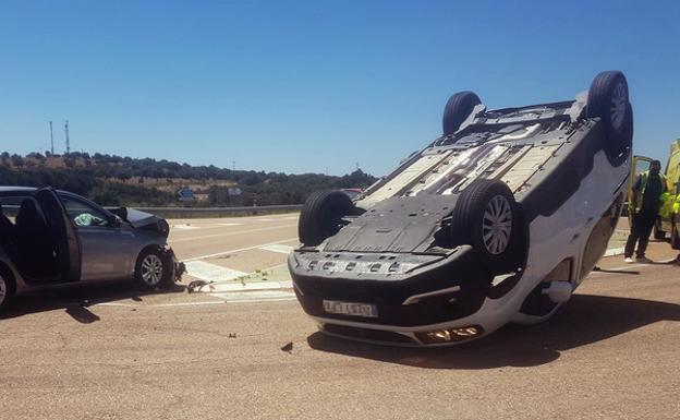 Tres heridos tras una colisión con vuelco en La Fuente de San Esteban