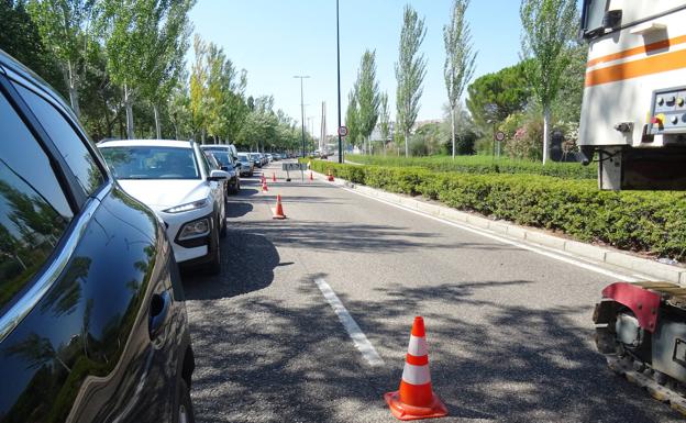 Segundo día de retenciones por la renovación del asfalto en los cruces de la avenida de Zamora en Valladolid