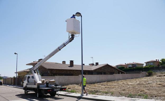 Carbajosa renueva varias luminarias para seguir mejorando en la eficiencia energética