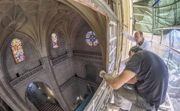 Los andamios vuelven a la Catedral de Segovia para la restauración de sus vidrieras