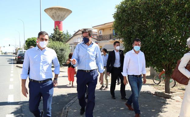 Pedro Sánchez y Tudanca escenifican en Calvarrasa de Arriba su «compromiso con el mundo rural»