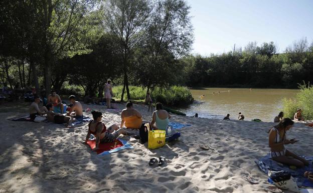 La playa de La Barca atrae a decenas de bañistas en Quintanilla de Arriba