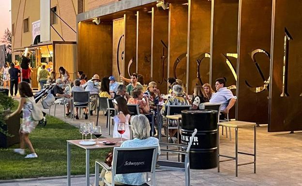 Terraza de verano Entrecepas Wine Bar en Gordoncillo con los mejores vinos de la DO León