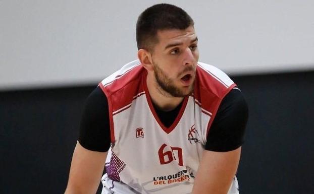El 'gigante' serbio Milan Pavlovic, de 2.13 de altura, nuevo '5' para el Aquimisa Carbajosa