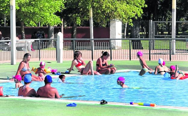 Las piscinas de Palencia registran 33.000 entradas en un mes, el 17% más que en todo el verano pasado