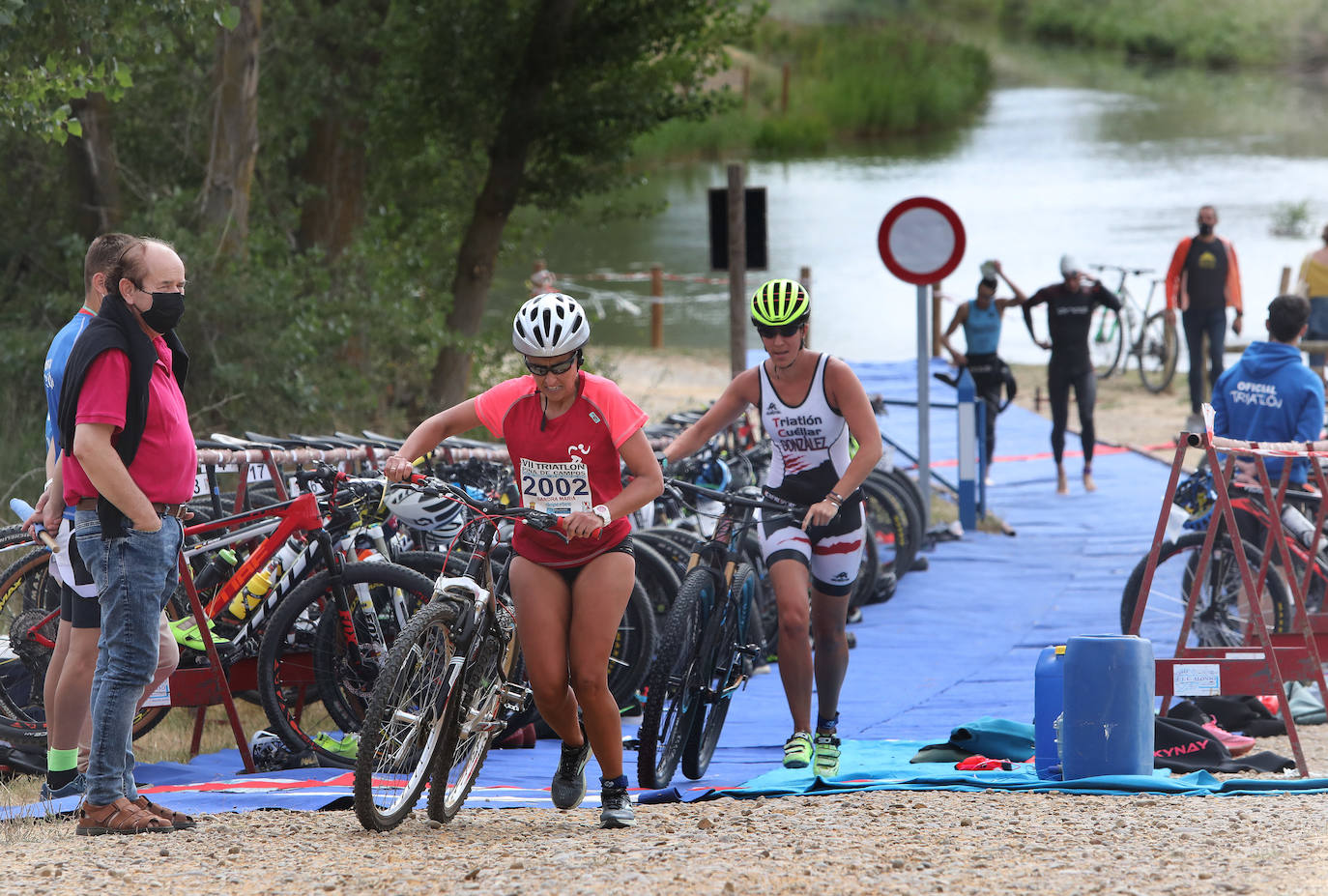 Jaime Izquierdo y Laura Fernández se imponen en el Triatlón de Piña de Campos