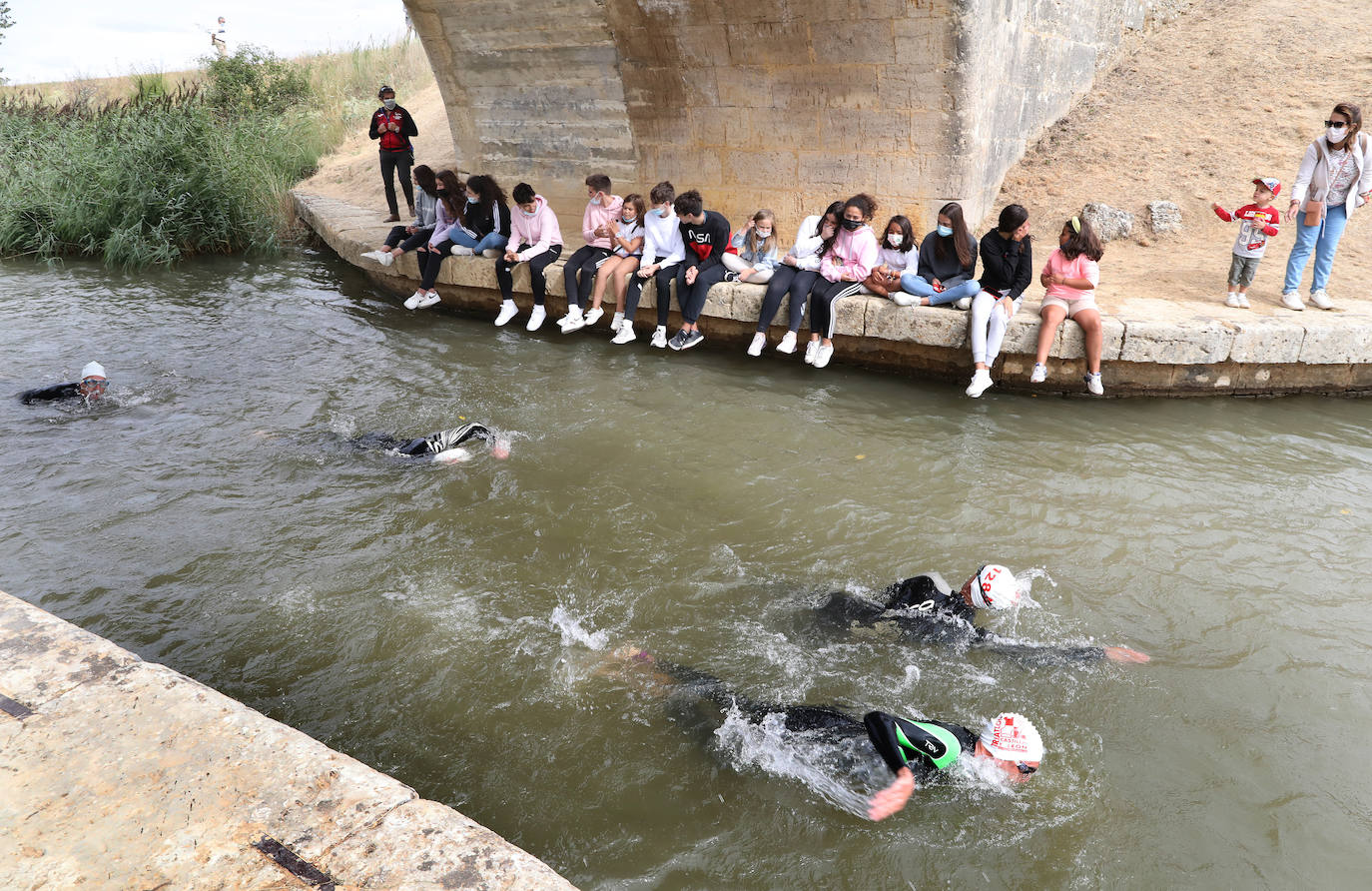 Jaime Izquierdo y Laura Fernández vuelan en el triatlón de Piña de Campos