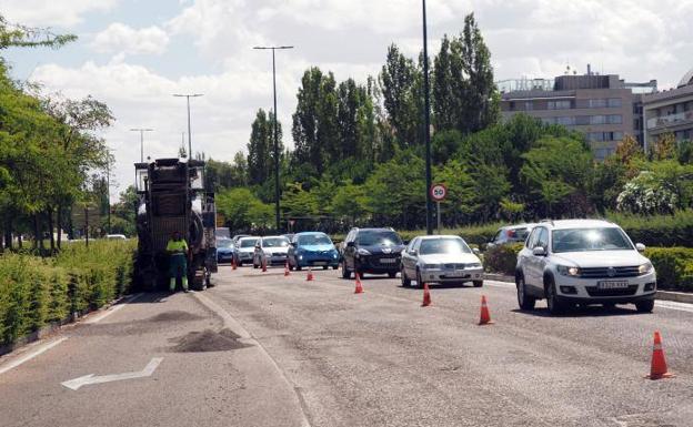 Nuevos atascos por las obras de asfaltado en los cruces de la avenida de Zamora de Valladolid