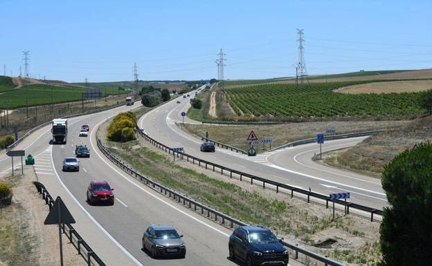 Tres heridos en una colisión entre dos turismos en la A-6 en San Vicente del Palacio