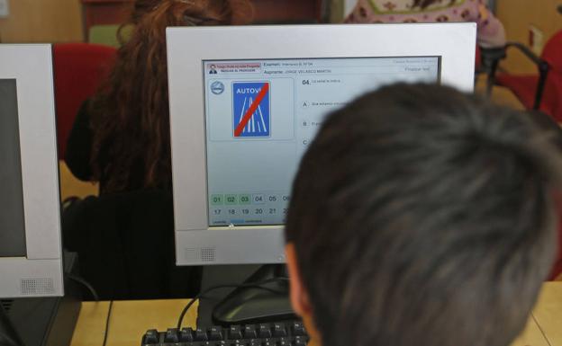 Sorprendido con microcámara y auricular en el examen del carnet de conducir