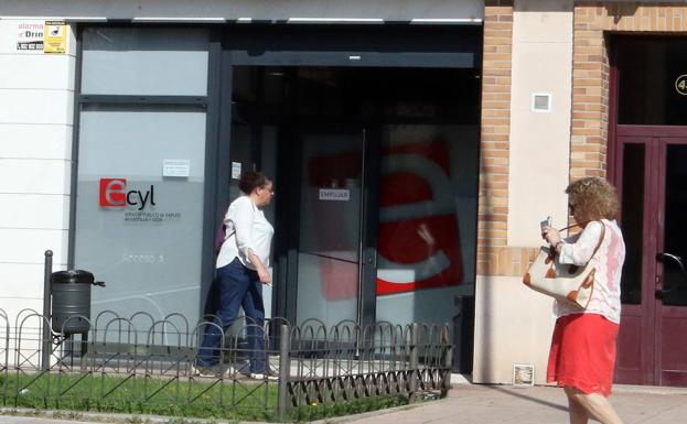 El paro baja por quinto mes consecutivo en Segovia, pero amortigua el descenso